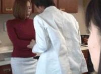 给我跪下舔鞋视频:舔老师的黑袜臭脚,跪下来舔日