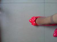 帆布鞋里粘粘的液体:早晨高跟鞋内有液体