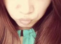 闺蜜掀开裙子原图的id:两妹子卖萌掀裙子gif