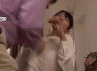 男子非礼女子视频大全:男子楼道内将女子