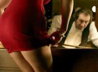 男子按女子胸部视频:女子遭男子摸遍全身