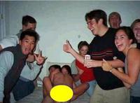 洞房老妈指导图片:闹洞房父母在旁边指导