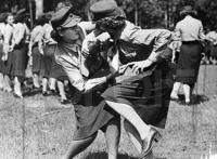 苏联女兵被俘虏:日夲俘虏苏联女兵图片