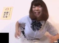 女优被卡在墙里面出不来的动态图片