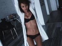 给美女肩部按摩图片:喝angebaby的洗脚水