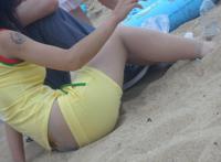 穿肉丝袜踩泥:丝袜子踩泥,妹子赤脚踩泥