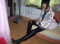 淤泥馆白靴子踩踏:美女白靴子踩人