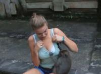 男朋友把手指伸进胸罩:手伸进衣服里抓胸