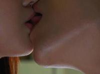 奇妙的美发沙龙女主和男主亲吻动态图片