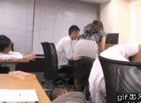 舔奶头军训女教官:舔奶头的动态表情