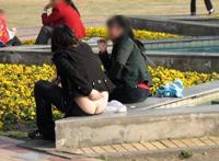 女生裆部正常形状:街拍美女裆部