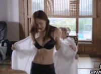 一妹子组合的动态图:妹子撞玻璃门gif