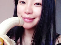 妹子吃香蕉照片:美女销魂吃香蕉gif