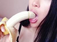 女人给我香蕉吃啥意思:吃香蕉吐奶动态图