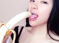 美女销魂吃香蕉gif:女神吃香蕉动态