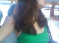 大胸美眉挤公交图片:挤公交生理反应怎么办