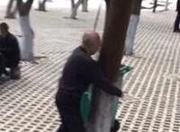 帅哥让美女舔他的全身:美女私密的图片大全