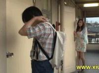 陪读妈妈的真实故事:陪读妈妈真实图片