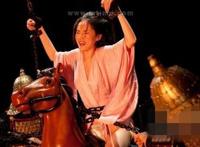 酷刑审讯女地下党黄励:古代酷刑骑木马图片