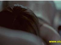 哥哥和妹妹在家里缠绵:小故事动态图