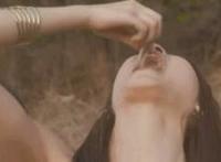 丸吞娘子宫吞人从下面:变身蛇女的漫画