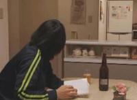 张馨予秒删视频包射:张馨予跪地吃香蕉图片