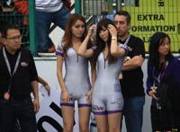 尴尬:穿紧身裤的美女们:挤b裤勒出痕迹图片