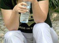 紧身裤美女太紧下面凸:内裤太紧勒出钩照片