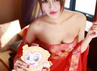 骚女姿势诱惑图:女人白色透明内衣内裤