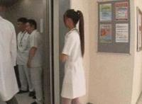 学生齐b小短裤紧身裤:美女扳开腿露b