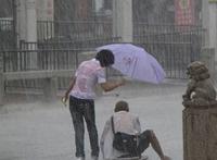 下雨天淋湿白色衣服图:av讲述女主角被雨淋湿