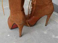 给高档女鞋打胶图:打过胶的鞋,打胶后看她穿上