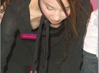 看见服务员走光:女人的尴尬没有内裤