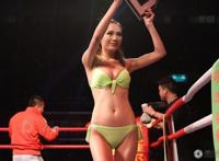 举牌女郎夹缝尴尬图片举牌女郎刘若晴夹缝图