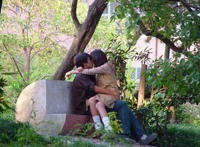 情侣偷吃禁果的故事学生公共场合偷吃禁果