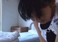 学生在教室里接吻动态图:小学生偷吃图片