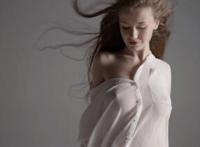 雯雯的故事动态图:雯雯打针喝牛奶