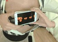 下面小嘴塞巧克力棒塞满了她整个小嘴