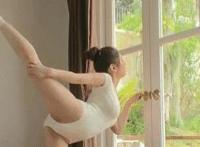 公交上被前后夹击操动态图美女和两个男人在车上