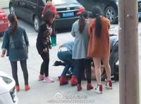 女生打架扒衣脱裤图片打小三扒衣实拍最新