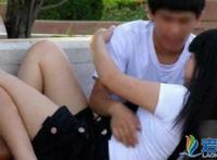 旁若无人的情侣亲热情侣楼道亲热视频