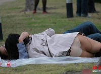 学生情侣亲热全过程图片中学生情侣操场内亲热