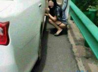 女生蹲着上厕所内涵图片女人洗澡站站着小便