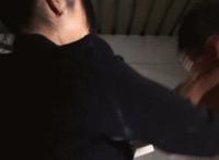 三个人一起上美女动态图三个人睡一起半夜