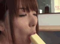 医生手伸进裙子摸内裤动态图女人的尴尬没有内裤