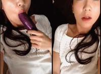 男生吸乳房动态图男生亲吻女生的胸部