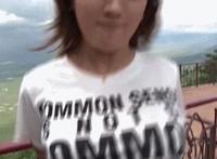 老婆当众给老公喂奶动态图男女共浴吃奶大赛