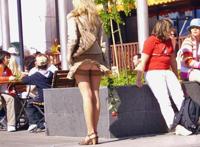 短裙m字腿正面下蹲美女图片女星岔开腿不害臊图片