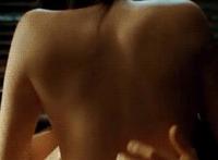 妹妹同学来我家借宿动态图妹妹叫我帮他洗澡