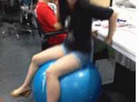 为什么王俊凯总摸裤裆图解易烊千玺下面凸起